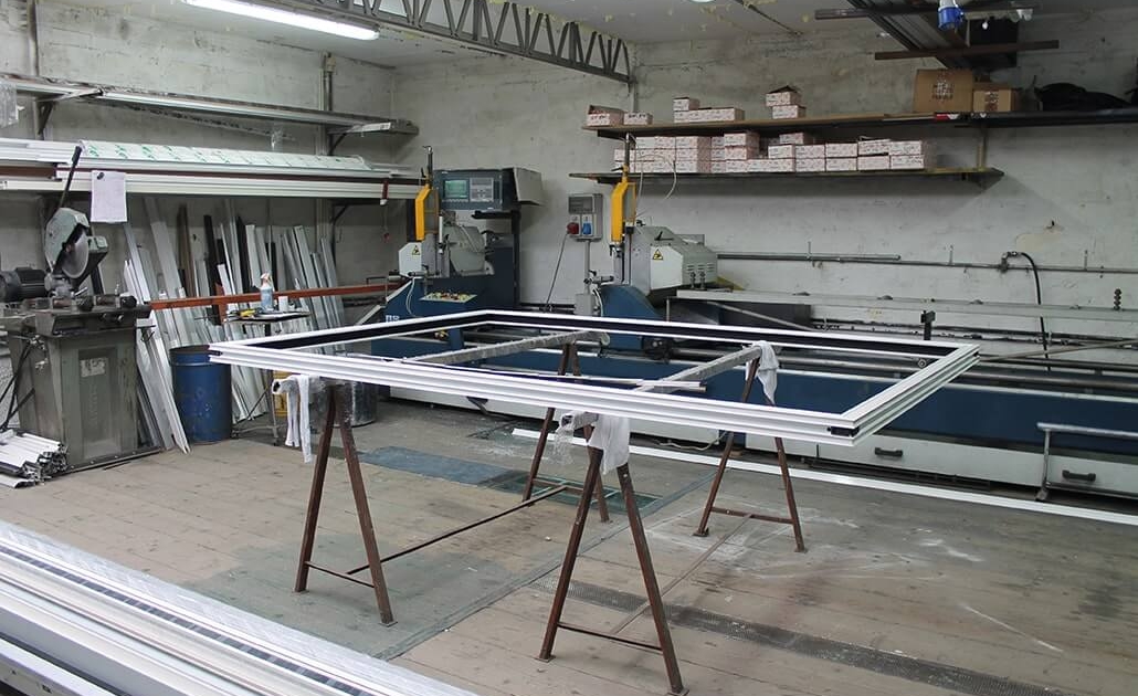 interni officina con tavolo e attrezzi da lavoro
