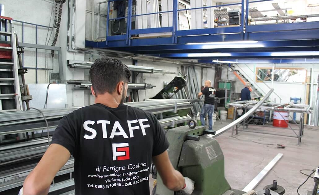 operai che lavorano